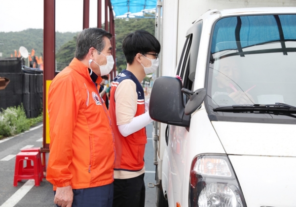 여름철 피서지 방역 점검 및 근무자 격려에 나선 김동일 보령시장