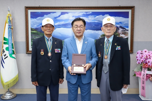 6.25참전유공자회 세종충남지부에서 최홍묵 시장에게 감사패 전달 모습