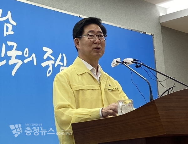양승조 지사가 22일 "헌법 개정해서라도 청와대와 국회를 세종시로 이전해야 한다"고 말했다.