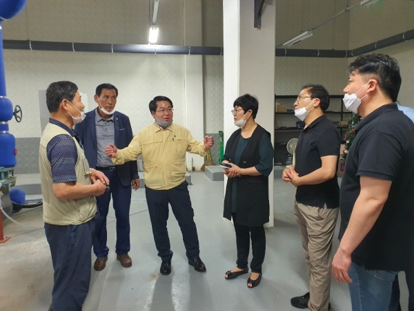 오세현 아산시장이 둔포 아파트 단지를 방문하여 이야기를 나누고 있다.