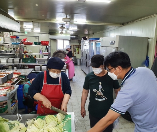 지난 21일 유성의 한 건설현장 식당에서 담당공무원이 위생상태를 확인하고 있다