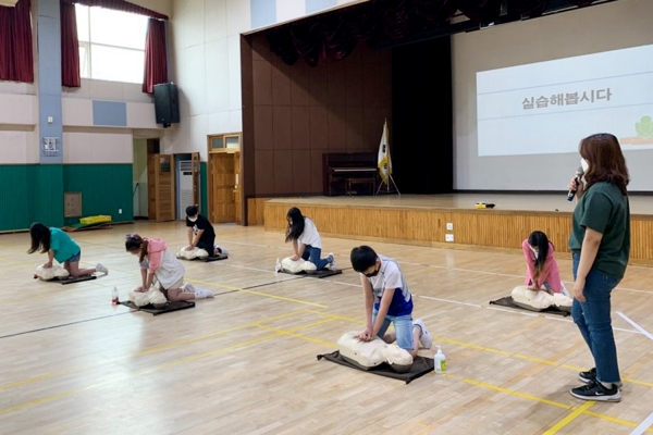 지난 15일 대철중학교에서 학생 20명을 대상으로 심폐소생술 교육하는 장면