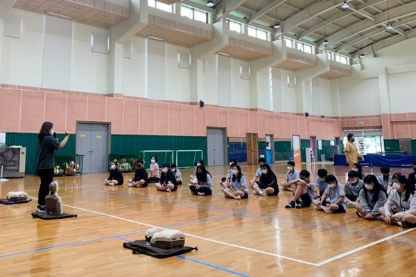 지난 15일 대철중학교에서 학생 20명을 대상으로 심폐소생술 교육하는 장면