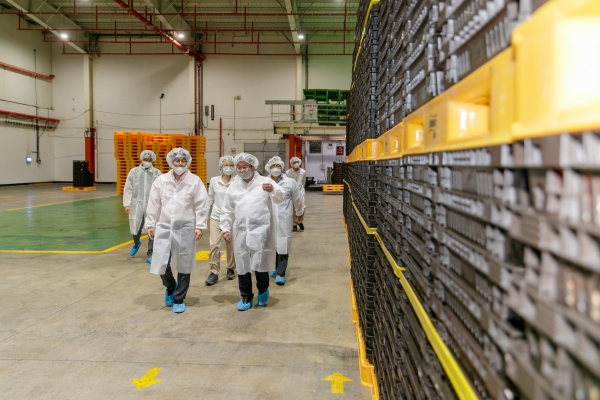 월 1200만개의 햄버거용 빵을 생산할 수 있는 생산시설을 둘러보는 오세현 아산시장