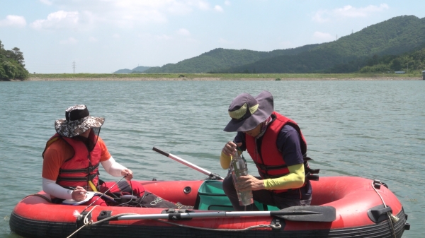 기존 시료채취를 통한 수질 측정 모습