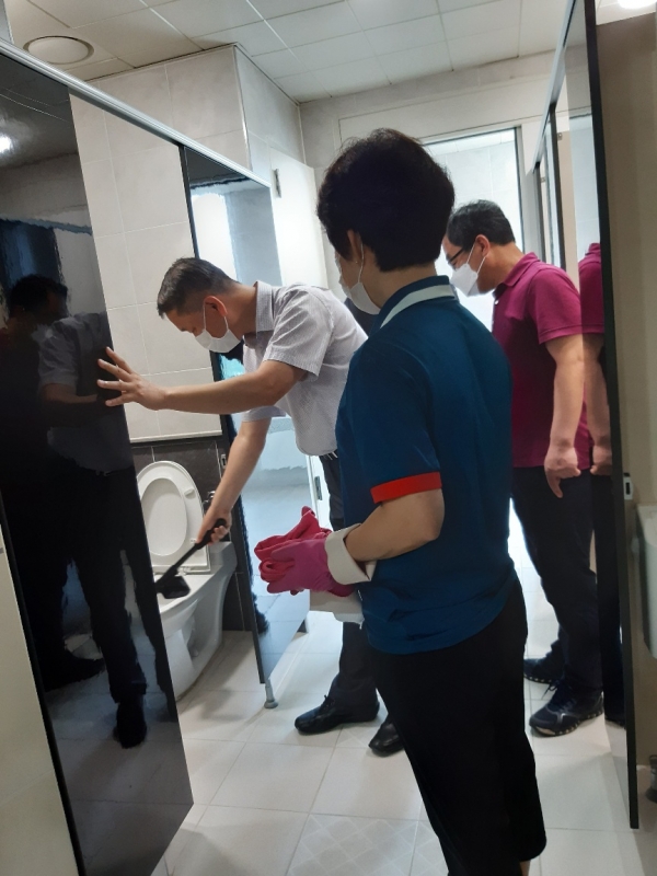 동구청 직원이 불법촬영 카메라 점검을 실시하고 있다