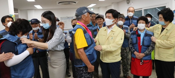 쿨 키트를 전달하고 쿨 조끼를 착용하는 모습