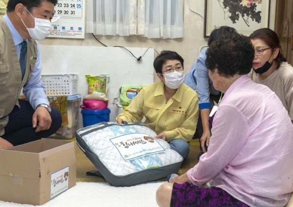 박정현 대덕구청장이 23일 대덕구노인종합복지관에서 삼계탕 봉사를 펼치고 어르신의 가정에 방문 배달하며 안부를 살피고 있다.