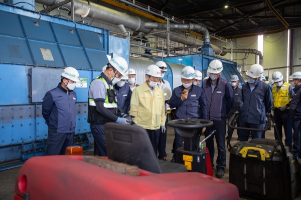 지난 7월 6일, 산업안전보건 강조기간을 맞아김병숙 서부발전 사장(왼쪽 세 번째)을 비롯한 임직원들이태안발전본부를 찾아 현장 설비를 점검하고 있다.