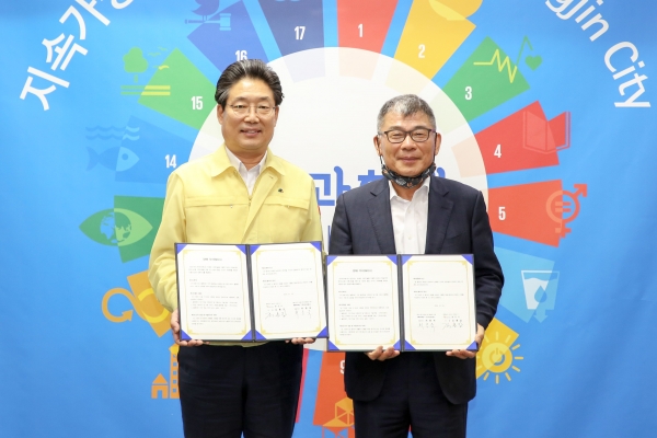 당진시-마크애니 블록체인 기반 평생학습 이력관리 체계구축 업무협약/ 오른쪽 마크애니 최종욱 대표이사