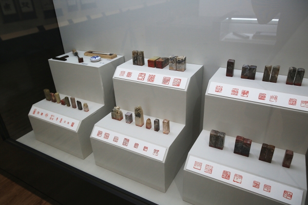 장암서예관 작품 전시 장면