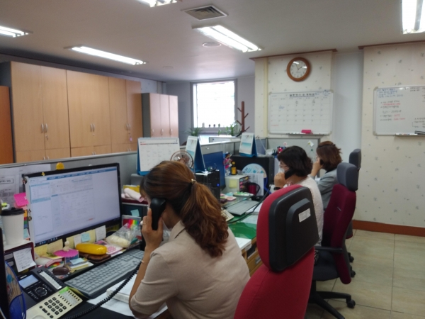 천안시 관계자들이 코로나19 취약계층인 방문건강관리 등록자를 대상으로 유선모니터링(전화방문서비스) 실시