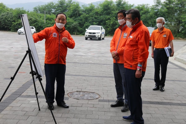 김동일 보령시장과 신재규 보령시시설관리공단 이사장, 관계자 등이  여름 휴가철을 맞아 많은 관광객들이 방문할 것에 대비해 현장 점검 모습