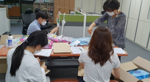 구강관리 칫솔‧치실, 치간 칫솔, 구강교육자료 등 지원 (포장작업 모습)