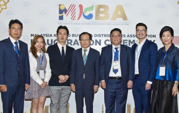 말레이시아 K-FOOD 바이어·유통업체 연합회 발족식 * 이치범 주말레이시아 대사(왼쪽 네 번째), 조성덕 aT말레이시아사무소장(왼쪽 다섯 번째), MKBA 초대회장 에비 루 유로아틀란틱 대표(오른쪽 첫 번째)