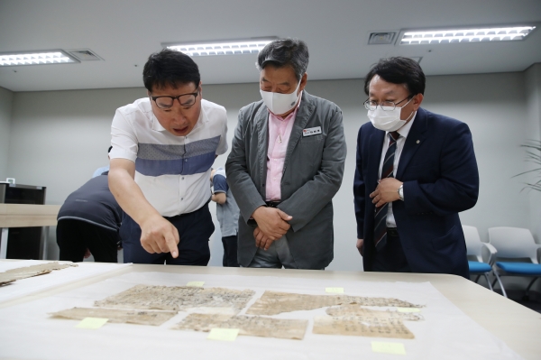 신진도 고가에서 추가로 발견된 한시를 살펴보고 있는 가세로 군수 모습(가운데)