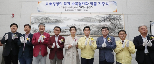 구청 1층 로비에서 기증식 기념 촬영을 하고 있다