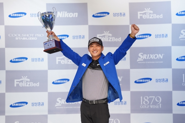 지난 24일 대전 골프존 조이마루 전용 경기장에서 열린 ‘2020 삼성증권 GTOUR 남자대회 3차' 결선 시상식에서 우승자 하기원이 우승 기념 포즈를 취하고 있다.