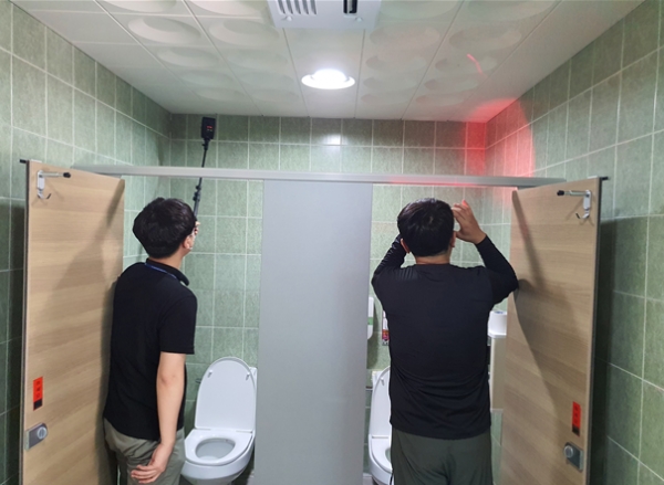 지난 22일 느리울근린공원 내 공중화장실에 대해 전파탐지장치와 렌즈탐지장치 장비를 활용하여 불법촬영 카메라 설치여부를 점검했다.