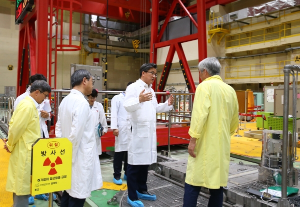 지난 2018년 정용래 유성구청장이 한국원자력연구원을 방문해 하나로연구시설 등을 점검