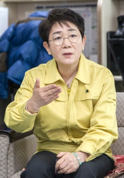 박정현 대덕구청장이 코로나19 경기침체 극복을 위한 경제살리기 종합대책을 설명하고 있다