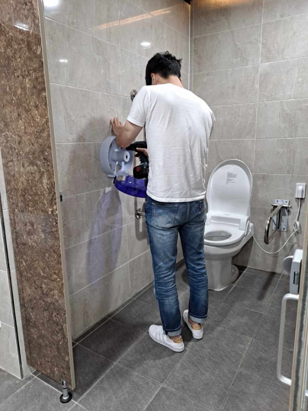 청사 내 화장실 롤케이스 교체 장면