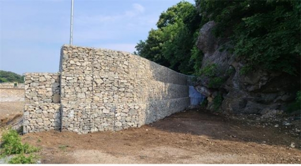 개비온(돌망태) 옹벽을 설치 전경