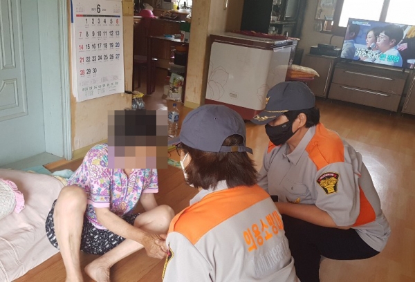 천안시서북의용소방대연합회가 멘토링 대상자 집을 방문해 멘토링을 제공하고 코로나19 예방을 위한 소독을 하고 있다.