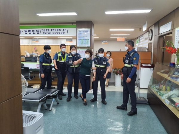 서천군, ‘특이민원’ 발생 대비 모의훈련 실시 (민원인 경찰 인계 훈련 모습))