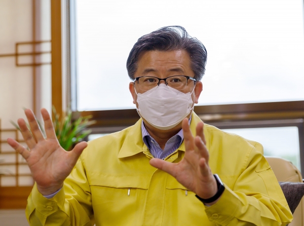Chung Yong-rae, head of Yuseong-gu Office in Daejeon, during the interview with Chungcheong News. /Photo by Minyeong Jo