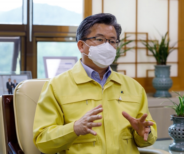 Chung Yong-rae, head of Yuseong-gu Office in Daejeon, during the interview with Chungcheong News. /Photo by Minyeong Jo