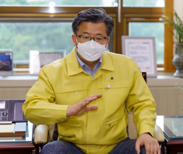 Chung Yong-rae, head of Yuseong-gu Office in Daejeon, during the interview with Chungcheong News. /Photo by Minyeong Jo