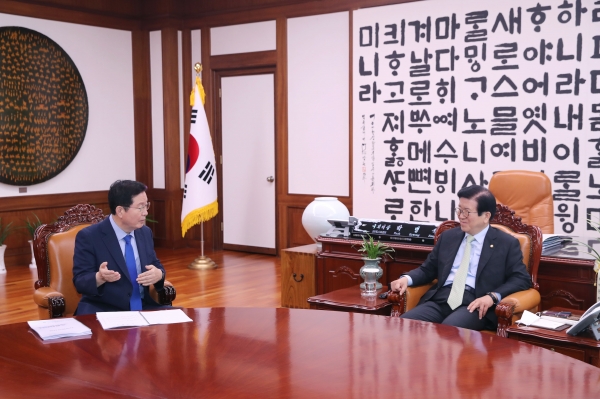 박병석 국회의장 예방하고 지역현안을 건의하고 있는 장종태 구청장