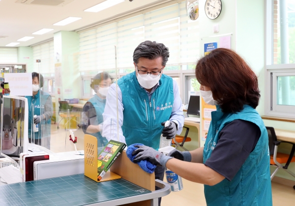 27일 유성구 어린이영어마을도서관에서 정용래 유성구청장이 생활방역 기동대를 격려하고 함께 방역활동 실시