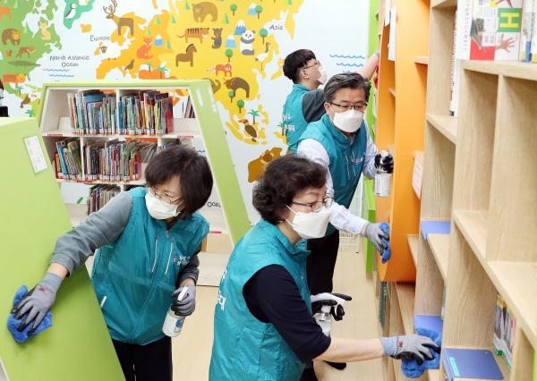 27일 유성구 어린이영어마을도서관에서 정용래 유성구청장이 생활방역 기동대를 격려하고 함께 방역활동 모습