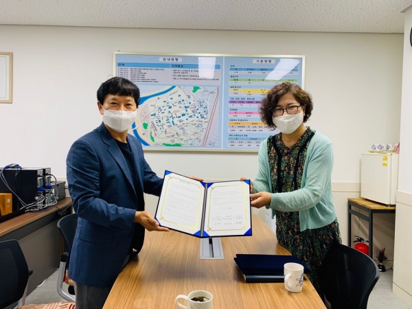 27일 대덕구 대화동행정복지센터에서 송광호 대화동장(왼쪽)과 대덕구중독관리통합지원센터 곽의향 팀장(오른쪽)이 업무협약을 맺고 기념촬영하는 모습