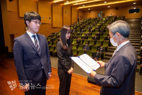 김병숙 서부발전 사장 신입사원에게 임명장을 전달하고 있다.
