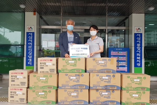 지난 27일 ㈜다인돌봄센터에서 후원물품(성인용 기저귀 및 물티슈)을 서산시종합사회복지관에 전달하고 있다.