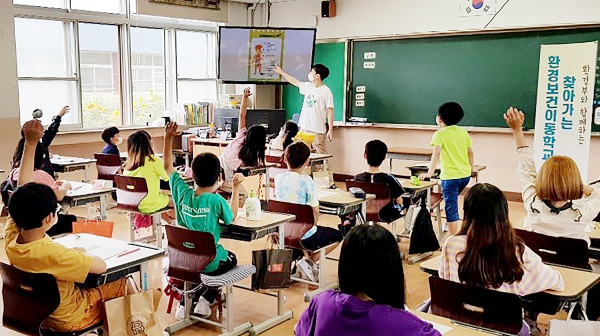 지난달 초 태안초등학교에서 열린 ‘찾아가는 환경보건이동학교’실시 모습