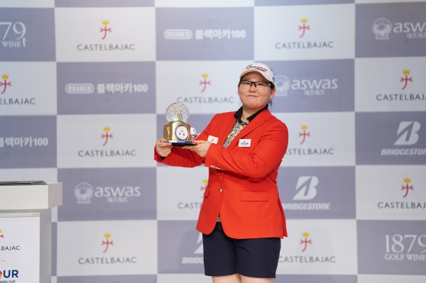 골프존 조이마루에서 열린 ‘2020 까스텔바작 GTOUR 위너스컵 1차 결선대회’ 시상식에서 우승자 정선아가 우승 기념 포즈를 취하고 있다