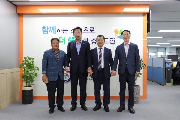 안기전 의원(오른쪽 두 번째)이 충남도체육회 방문해 기념사진