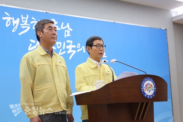 왼쪽부터 김형도 김용찬 도 행정부지사