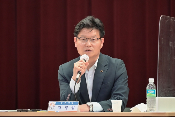 27일 월송동에서 열린 마을발전 토론회에서 회의를 진행하고 있는 김정섭 시장