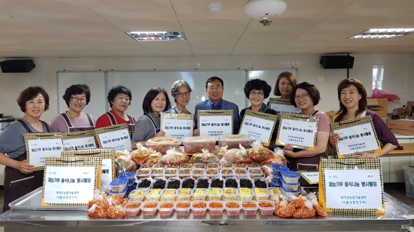 회원들의 재능 활용해 제철 밑반찬 조리·제공 봉사활동 모습