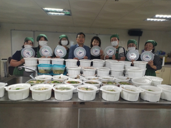 회원들의 재능 활용해 제철 밑반찬 조리·제공 봉사활동 모습