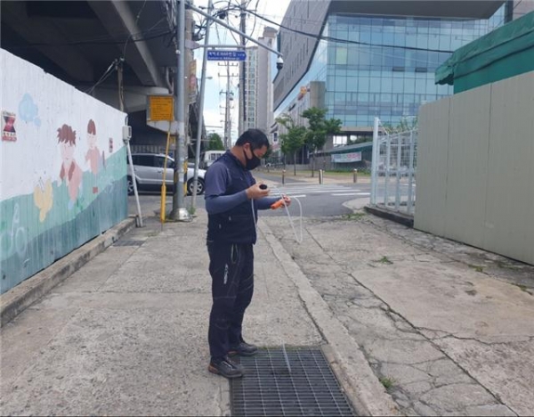 대전 중구, 하수관 복합가스측정기를 사용해 측정하는 모습