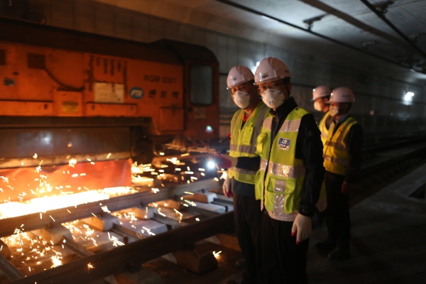 김경철 사장이 선로 안정성 향상과 소음 감소를 위한 레일연마 작업을 점검하고 있다