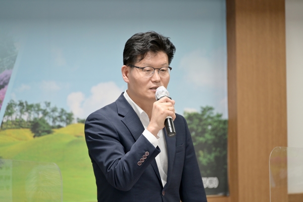 웅진동 마을발전토론회에서 인사말 하는 김정섭 시장 모습