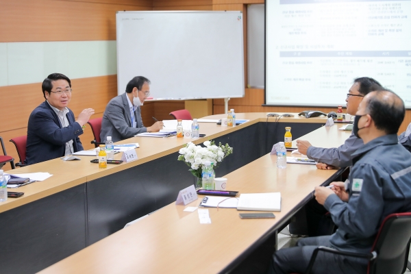 토리컴의 신규 투자에 따른 애로사항 청취 및 행정적 지원에 관한 컨설팅을 하는 오세현 아산시장