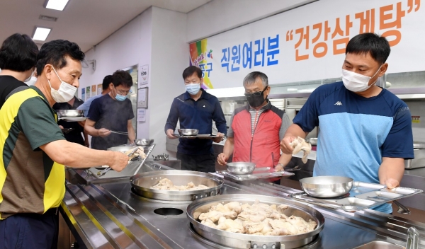 29일 청사 내 후생관에서 코로나19 대응과 계속되는 장마에 지친 현장근무 직원들을 격려하기 위해 여름철 보양식인 삼계탕을 제공했다.